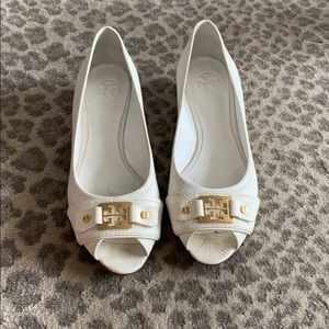 WHITE Tory Burch peep toe shoe. Size 7.5
